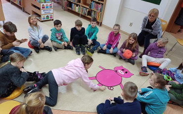 Na zdjęciu dzieci układają na podłodze puzzle - Świnkę Malinkę