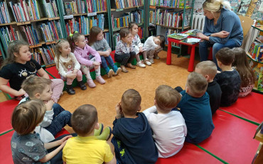 Bibliotekarka czyta dzieciom.