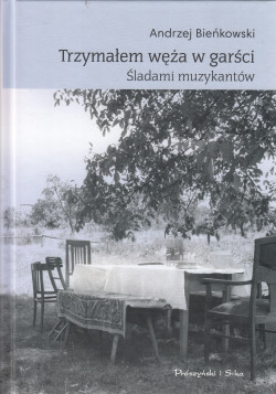 Skan okładki: Trzymałem węża w garści : śladami muzykantów