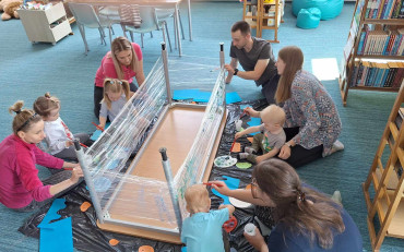 dzieci z rodzicami malują ocean