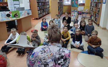 Na zdjęciu Gosia czyta przedszkolakom książkę o Kolorowym Potworze