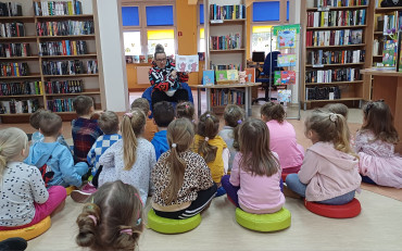 Na zdjęciu Gosia czyta przedszkolakom książkę o Śwince Malince i Słoniu Leonie