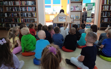 Na zdjęciu Wiola czyta przedszkolakom WĘDRÓWKĘ PĘDZLA I OŁÓWKA Marii Terlikowskiej w...
