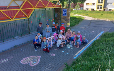 Przedszkolaki przed Biblioteką