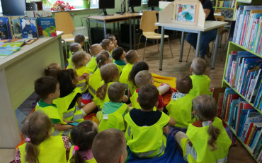Dzieci słuchają opowieści przedstawionej przez panią Anię