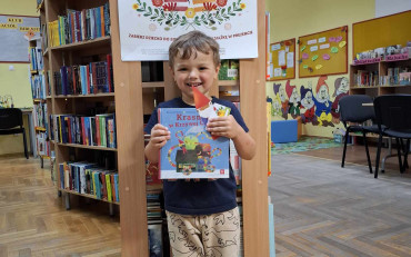 Chłopiec pokazuje książkę z projektu 