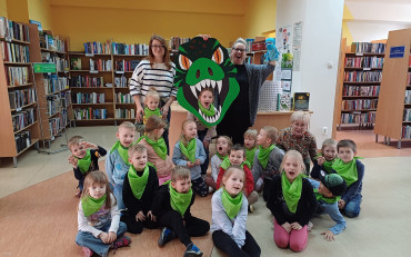 Na zdjęciu dzieci z grup Lisków i Zajączków w towarzystwie Gosi i T-rexa