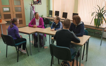 uczniowie rozmawiają o bibliotece