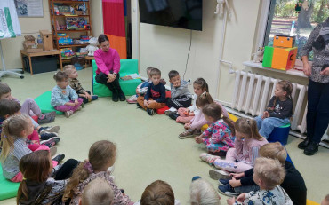 Bibliotekarka rozmawia z dziećmi