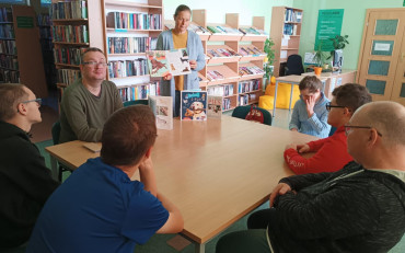 Wspólne czytanie książki i rozmowa o psach