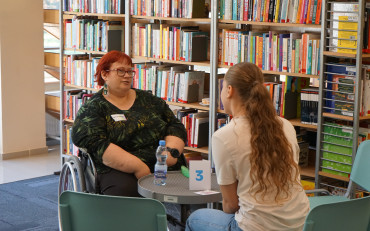 Rozmowa z Żywą Książką w czasie Żywej Biblioteki w Koszalińskiej Bibliotece Publicznej