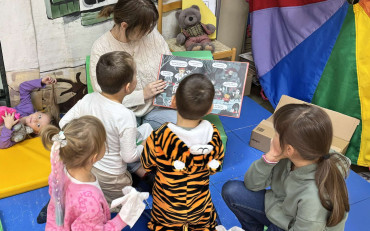 Bibliotekrarka czyta dzieciom książkę