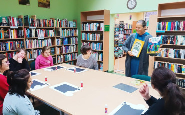 Wspólne czytanie książki i rozmowa o jeżach