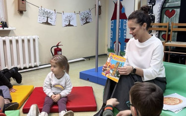 Bibliotekarka czyta dzieciom książkę