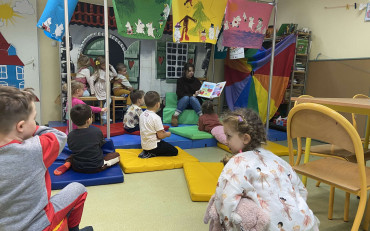 Bibliotekarka czyta dzieciom książkę