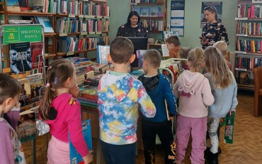 Dzieci wcielające sie w pracę bibliotekarza