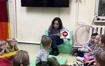 Bibliotekarka czyta dzieciom książkę