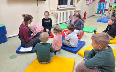 Bibliotekarka czyta dzieciom książkę