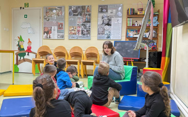 Bibliotekrarka czyta dzieciom książkę