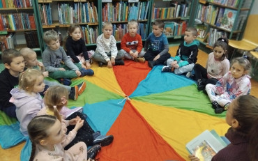 Bibliotekarka z dziećmi