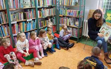 Bibliotekarka czyta dzieciom książkę