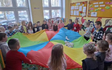 Dziecie podczas zabawy z chustą animacyjną