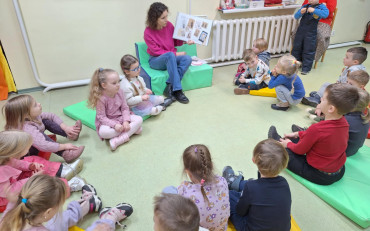 Bibliotekarka czyta dzieciom książkę