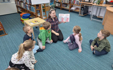 bibliotekarka czyta opowiadanie dzeciom