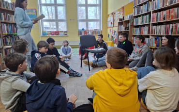 Bibliotekarka czyta dzieciom opowiadania